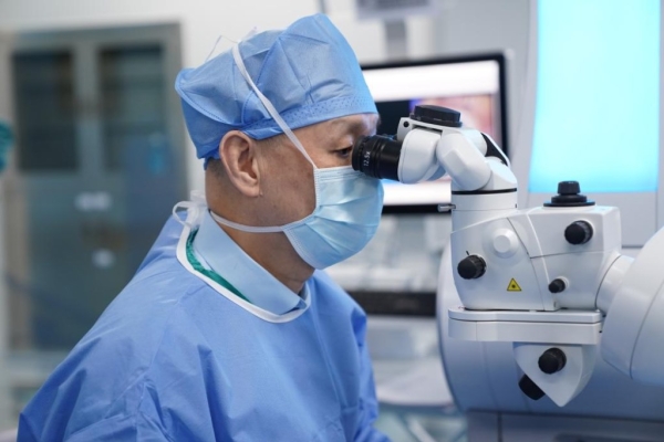 《人民日?qǐng)?bào)健康客戶端》愛爾眼科完成首例SMILE Pro近視手術(shù)